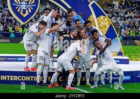 Doha, Katar. Dezember 2024. Vinicius Jr., Luka Modric, Rodrygo, Endrick und die Spieler von Real Madrid posieren zum Foto mit der Trophäe des FIFA Intercontinental Cup 2024, während die Spieler von Real Madrid am 18. Dezember ihren Sieg am Ende des FIFA Intercontinental Cup zwischen dem spanischen Real Madrid und dem mexikanischen Pachuca im Lusail Stadium in Doha, Katar, feiern. 2024. Foto: Ahmed Alsaidi/DiaEsportivo/Alamy Live News Credit: DiaEsportivo/Alamy Live News Stockfoto