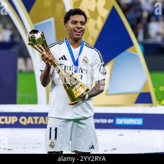 Doha, Katar. Dezember 2024. Real Madrid Rodrygo feiert die Trophäe nach dem Endspiel des FIFA Intercontinental Cup zwischen dem spanischen Real Madrid und dem mexikanischen Pachuca am 18. Dezember im Lusail Stadium in Doha, Katar. 2024. Foto: Ahmed Alsaidi/DiaEsportivo/Alamy Live News Credit: DiaEsportivo/Alamy Live News Stockfoto