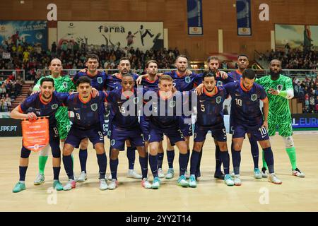 Povoa De Varzim, Porto, Portugal. Dezember 2024. Die Niederlande stehen für dieses Spiel während des Qualifikationsspiels zur UEFA Futsal Euro 2026 zwischen Portugal und den Niederlanden im Pavilhao Municipal da Povoa de Varzim 18, 2024 in Povoa de Varzim, Portugal. Endpunktzahl Portugal 4 - 2 Niederlande (Kreditbild: © Miguel Lemos/ZUMA Press Wire) NUR REDAKTIONELLE VERWENDUNG! Nicht für kommerzielle ZWECKE! Stockfoto