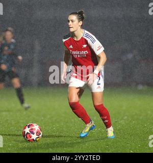 Borehamwood, Vereinigtes Königreich. Dezember 2024. Emily Fox von Arsenal am Ball beim Spiel der UEFA Women's Champions League zwischen Arsenal und Bayern München im Meadow Park. Quelle: Jay Patel/Alamy Live News Stockfoto