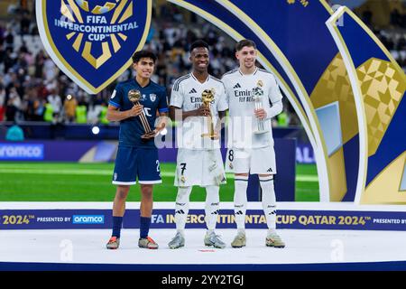 Doha, Katar. Dezember 2024. Bronzeballpreis Elias Montiel defensives Mittelfeld von Pachuca und Mexiko, Golden Ball Award, Vinicius Junior linker Flügelspieler von Real Madrid und Brasilien und Silver Ball Award Federico Valverde zentrales Mittelfeld von Real Madrid und Uruguay posiert zum Foto nach dem Finale des FIFA Intercontinental Cup 2024 zwischen dem spanischen Real Madrid und dem mexikanischen Pachuca am 18. Dezember im Lusail Stadium in Doha, Katar, 2024. Foto: Ahmed Alsaidi/DiaEsportivo/Alamy Live News Credit: DiaEsportivo/Alamy Live News Stockfoto