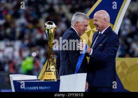 Doha, Katar. Dezember 2024. Real Madrid-Cheftrainer Carlo Ancelotti erhält die Goldmedaille von FIFA-Präsident Gianni Infantino nach dem Spiel zwischen dem spanischen Real Madrid und dem mexikanischen Pachuca am 18. Dezember im Lusail-Stadion in Doha (Katar). 2024. Foto: Ahmed Alsaidi/DiaEsportivo/Alamy Live News Credit: DiaEsportivo/Alamy Live News Stockfoto