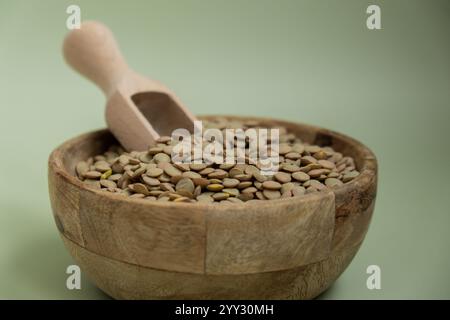 Rohe grüne Linsen glutenfreies Getreide. Gesundheit Darmvorteile. Konzept alternativer Dinkelvollkornbestandteile. Vegetarische Diätrezepte. Pflanzenbasierte Lebensweise. Copy Space Proteinreiches Essen Stockfoto