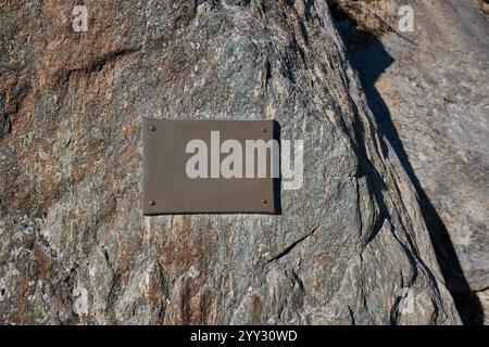 Gedenktafel oder Informationsseufz auf einer Klippe Stockfoto