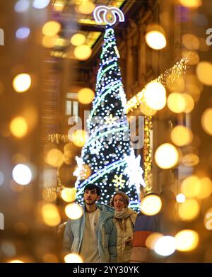 Rom, Italien. Dezember 2024. Besucher besuchen die Galleria Alberto Sordi, dekoriert mit festlichen Lichtern in Rom, Italien, 18. Dezember 2024. Quelle: Li Jing/Xinhua/Alamy Live News Stockfoto