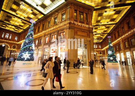 Rom, Italien. Dezember 2024. Besucher besuchen die Galleria Alberto Sordi, dekoriert mit festlichen Lichtern in Rom, Italien, 18. Dezember 2024. Quelle: Li Jing/Xinhua/Alamy Live News Stockfoto