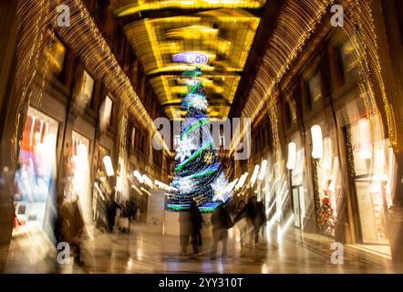 Rom, Italien. Dezember 2024. Besucher besuchen die Galleria Alberto Sordi, dekoriert mit festlichen Lichtern in Rom, Italien, 18. Dezember 2024. Quelle: Li Jing/Xinhua/Alamy Live News Stockfoto