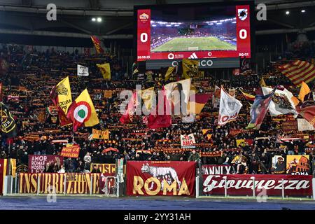 Rom, Italien. Dezember 2024. Die Fans von A.S. Roma jubeln im Achtelfinale des Frecciarossa Italian Cup zwischen A.S. Roma und U.C. Sampdoria im Olympiastadion. Endergebnis A.S. Roma 4:1 U.C. Sampdoria Credit: SOPA Images Limited/Alamy Live News Stockfoto