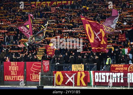 Rom, Italien. Dezember 2024. Die Fans von A.S. Roma jubeln im Achtelfinale des Frecciarossa Italian Cup zwischen A.S. Roma und U.C. Sampdoria im Olympiastadion. Endergebnis A.S. Roma 4:1 U.C. Sampdoria Credit: SOPA Images Limited/Alamy Live News Stockfoto