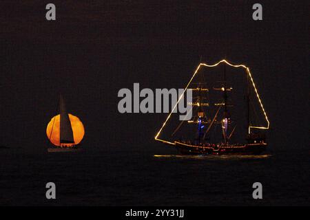 Cold Moon steigt hinter einem Boot in Cabo San Lucas Mexiko auf Stockfoto