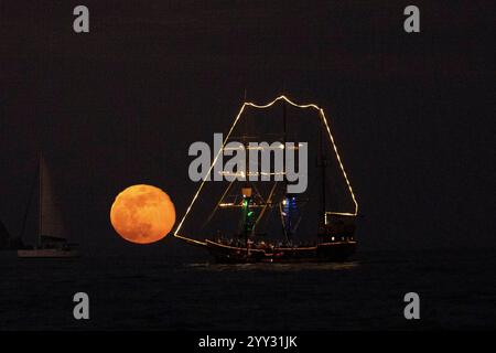 Cold Moon steigt hinter einem Boot in Cabo San Lucas Mexiko auf Stockfoto