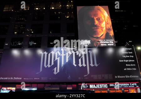New York, Usa. Dezember 2024. Auf einer Plakatwand wird für den kommenden Film Nosferatu am Times Square, Manhattan, geworben. Quelle: SOPA Images Limited/Alamy Live News Stockfoto