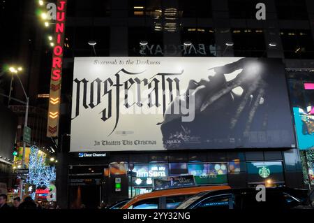 New York, Usa. Dezember 2024. Auf einer Plakatwand wird für den kommenden Film Nosferatu am Times Square, Manhattan, geworben. (Foto: Jimin Kim/SOPA Images/SIPA USA) Credit: SIPA USA/Alamy Live News Stockfoto