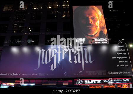 New York, Usa. Dezember 2024. Auf einer Plakatwand wird für den kommenden Film Nosferatu am Times Square, Manhattan, geworben. (Foto: Jimin Kim/SOPA Images/SIPA USA) Credit: SIPA USA/Alamy Live News Stockfoto