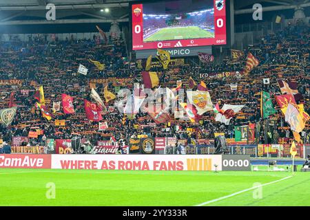 Rom, Italien. Dezember 2024. Olimpico-Stadion, Rom, Italien - Roma-Unterstützer beim Fußballspiel Coppa Italia, Roma vs Sampdoria, 18. Dezember 2024 (Foto: Roberto Ramaccia/SIPA USA) Credit: SIPA USA/Alamy Live News Stockfoto