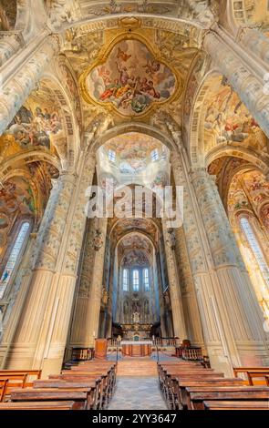 ASTI, ITALIEN - 11. SEPTEMBER 2024: Das Kirchenschiff der Kathedrale - Cattedrale di Santa Maria Assunta e San Gottardo Stockfoto