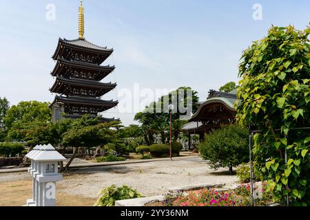 Traditionelle japanische Pagode und Garten im Busshozan Tempel, Kagawa Stockfoto