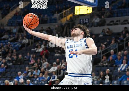 18. DEZEMBER 2024: Gibson Jimerson (24), der Garant von Saint Louis Billikens, führt ein Reverse Lay-Up in einem regulären Saisonspiel durch, in dem die Wofford Terriers die Saint Louis Billikens besuchten. Am Mittwoch, 18. Dezember 2024, Richard Ulreich/CSM, in der Chaifetz Arena in St. Louis, MO Stockfoto