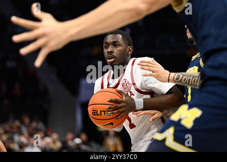 Charlotte, North Carolina, USA. Dezember 2024. Oklahoma Sooners Wachmann KOBE ELVIS (1) fährt in der ersten Halbzeit durch die Spieler der Michigan Wolverines. North Carolina, Florida, Michigan und Oklahomas Basketballmannschaften für Männer und Frauen reisen nach Charlotte, NC, um an den Jumpman Invitational 2024 teilzunehmen. (Kreditbild: © Maxwell Vittorio/ZUMA Press Wire) NUR REDAKTIONELLE VERWENDUNG! Nicht für kommerzielle ZWECKE! Stockfoto