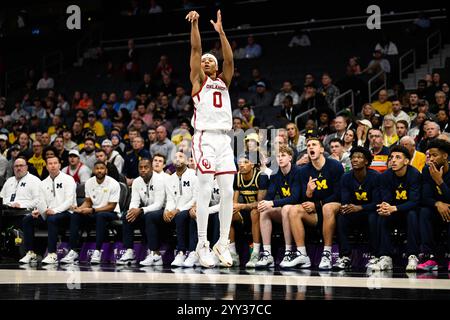 Charlotte, North Carolina, USA. Dezember 2024. JEREMIAH FEARS (0) der Oklahoma Sooners wirft den Ball in der ersten Halbzeit gegen die Michigan Wolverines. North Carolina, Florida, Michigan und Oklahomas Basketballmannschaften für Männer und Frauen reisen nach Charlotte, NC, um an den Jumpman Invitational 2024 teilzunehmen. (Kreditbild: © Maxwell Vittorio/ZUMA Press Wire) NUR REDAKTIONELLE VERWENDUNG! Nicht für kommerzielle ZWECKE! Stockfoto