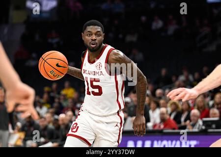 Charlotte, North Carolina, USA. Dezember 2024. Oklahoma Sooners Guard DUKE MILES (15) fährt in der ersten Halbzeit gegen die Michigan Wolverines zum Korb. North Carolina, Florida, Michigan und Oklahomas Basketballmannschaften für Männer und Frauen reisen nach Charlotte, NC, um an den Jumpman Invitational 2024 teilzunehmen. (Kreditbild: © Maxwell Vittorio/ZUMA Press Wire) NUR REDAKTIONELLE VERWENDUNG! Nicht für kommerzielle ZWECKE! Stockfoto