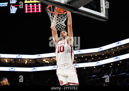 Charlotte, North Carolina, USA. Dezember 2024. Oklahoma Sooners stürzte in der ersten Halbzeit gegen die Michigan Wolverines gegen SAM GODWIN (10) dunks. North Carolina, Florida, Michigan und Oklahomas Basketballmannschaften für Männer und Frauen reisen nach Charlotte, NC, um an den Jumpman Invitational 2024 teilzunehmen. (Kreditbild: © Maxwell Vittorio/ZUMA Press Wire) NUR REDAKTIONELLE VERWENDUNG! Nicht für kommerzielle ZWECKE! Stockfoto