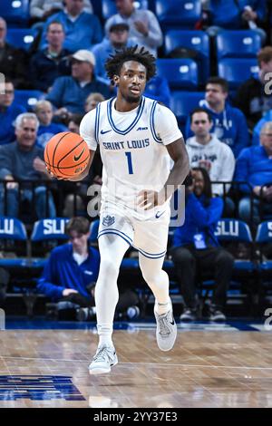 18. DEZEMBER 2024: Die Garde von Saint Louis Billikens, Isaiah Swope (1), bringt den Ball in einem regulären Saisonspiel, bei dem die Wofford Terriers die Saint Louis Billikens besuchten, auf den Platz. Am Mittwoch, 18. Dezember 2024, Richard Ulreich/CSM, in der Chaifetz Arena in St. Louis, MO Stockfoto