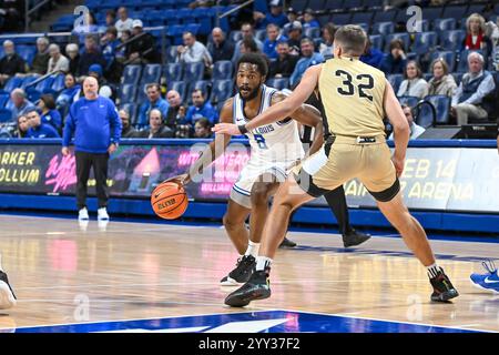 18. DEZEMBER 2024: Saint Louis Billikens Garde Kobe Johnson (8) fährt in einem regulären Saisonspiel, in dem die Wofford Terriers die Saint Louis Billikens besuchten, gegen die Verteidigung des Wofford Terriers Jeremy Lorenz (32) in den Korb. Am Mittwoch, 18. Dezember 2024, Richard Ulreich/CSM, in der Chaifetz Arena in St. Louis, MO Stockfoto