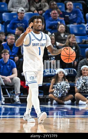 18. DEZEMBER 2024: Die Garde von Saint Louis Billikens, Isaiah Swope, signalisiert das Spiel, als er den bal in einem regulären Saisonspiel zum Platz bringt, in dem die Wofford Terriers die Saint Louis Billikens besuchten. Am Mittwoch, 18. Dezember 2024, Richard Ulreich/CSM, in der Chaifetz Arena in St. Louis, MO Stockfoto