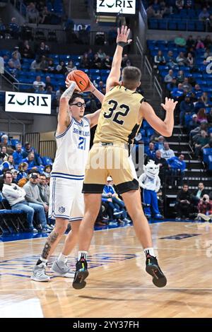 18. DEZEMBER 2024: Das Zentrum von Saint Louis Billikens Robbie Avila (21) sucht nach einem Pass, während er von Jeremy Lorenz (32) verteidigt wird, in einem regulären Saisonspiel, in dem die Wofford Terriers die Saint Louis Billikens besuchten. Am Mittwoch, 18. Dezember 2024, Richard Ulreich/CSM, in der Chaifetz Arena in St. Louis, MO Stockfoto