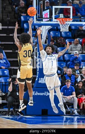 18. DEZEMBER 2024: Die Garde von Saint Louis Billikens, Isaiah Swope, versucht, die Erschießung des Wofford Terriers, Anthony Arrington Jr. (30), in einem regulären Saisonspiel, in dem die Wofford Terriers die Saint Louis Billikens besuchten, abzulenken. Am Mittwoch, 18. Dezember 2024, Richard Ulreich/CSM, in der Chaifetz Arena in St. Louis, MO Stockfoto