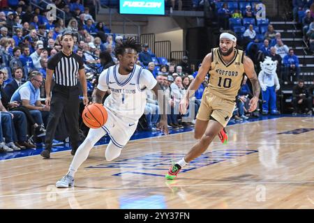 18. DEZEMBER 2024: Die Garde von Saint Louis Billikens Isaiah Swope (1) umgibt die Verteidigung des Wofford Terriers Corey Tripp (10) in einem regulären Saisonspiel, in dem die Wofford Terriers die Saint Louis Billikens besuchten. Am Mittwoch, 18. Dezember 2024, Richard Ulreich/CSM, in der Chaifetz Arena in St. Louis, MO Stockfoto