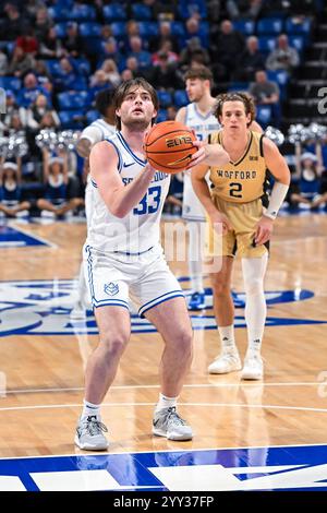 18. DEZEMBER 2024: Saint Louis Billikens Stürmer Dylan Warlick (33) macht einen Freiwurf in einem regulären Saisonspiel, bei dem die Wofford Terriers die Saint Louis Billikens besuchten. Am Mittwoch, 18. Dezember 2024, Richard Ulreich/CSM, in der Chaifetz Arena in St. Louis, MO Stockfoto