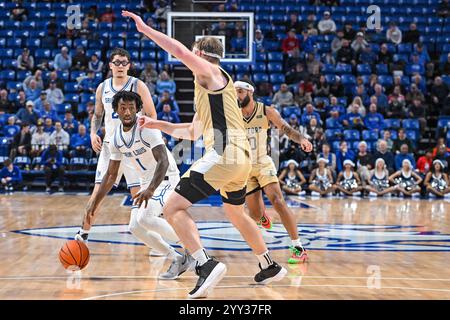 18. DEZEMBER 2024: Die Garde von Saint Louis Billikens Isaiah Swope (1) wird von der Verteidigung des Wofford Terriers Center Kyler Filewich (14) in einem regulären Saisonspiel abgeschnitten, bei dem die Wofford Terriers die Saint Louis Billikens besuchten. Am Mittwoch, 18. Dezember 2024, Richard Ulreich/CSM, in der Chaifetz Arena in St. Louis, MO Stockfoto