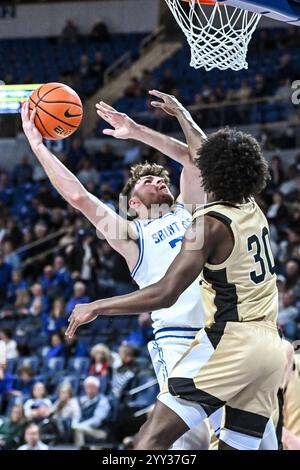 18. DEZEMBER 2024: Gibson Jimerson (24), der Garant von Saint Louis Billikens, streckt sich aus, um gegen die Verteidigung des Wofford Terriers Anthony Arrington Jr. (30) in einem regulären Saisonspiel, in dem die Wofford Terriers die Saint Louis Billikens besuchten, zu schießen. Am Mittwoch, 18. Dezember 2024, Richard Ulreich/CSM, in der Chaifetz Arena in St. Louis, MO Stockfoto