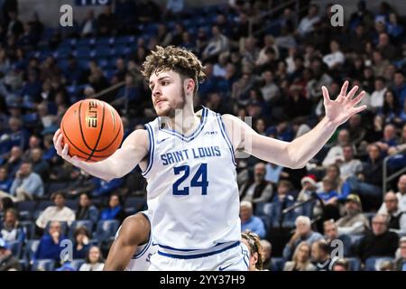 18. DEZEMBER 2024: Gibson Jimerson (24), der Garant von Saint Louis Billikens, holt sich den Rückstoß in einem regulären Saisonspiel, bei dem die Wofford Terriers die Saint Louis Billikens besuchten. Am Mittwoch, 18. Dezember 2024, Richard Ulreich/CSM, in der Chaifetz Arena in St. Louis, MO Stockfoto