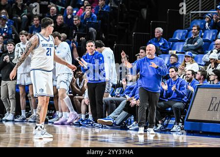 18. DEZEMBER 2024: Saint Louis Billikens-Cheftrainer Josh Schertz sagt seinem Team, dass er in einem regulären Saisonspiel, bei dem die Wofford Terriers die Saint Louis Billikens besuchten, langsamer fahren und entspannen soll. Am Mittwoch, 18. Dezember 2024, Richard Ulreich/CSM, in der Chaifetz Arena in St. Louis, MO Stockfoto