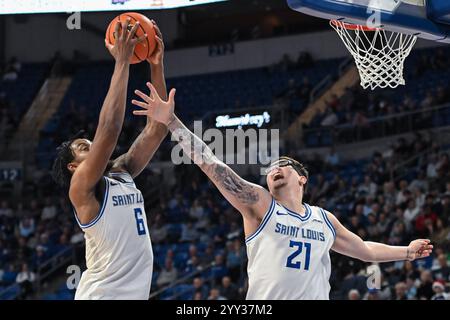 18. DEZEMBER 2024: Saint Louis Billikens Stürmer Kalu Anya (6) zieht den Rückstoß über das Saint Louis Billikens Zentrum Robbie Avila (21) in einem regulären Saisonspiel, bei dem die Wofford Terriers die Saint Louis Billikens besuchten. Am Mittwoch, 18. Dezember 2024, Richard Ulreich/CSM, in der Chaifetz Arena in St. Louis, MO Stockfoto