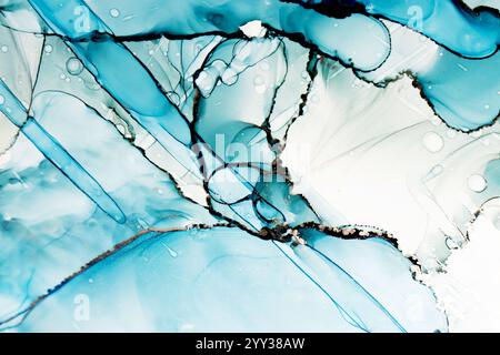 Atemberaubende fließende Muster entstehen, wenn sich die leuchtende blaue Alkoholtinte anmutig mit durchscheinenden Tönen mischt. Die fesselnden Texturen laden den Betrachter dazu ein, sich in dieser künstlerischen Schöpfung zu verlieren. Stockfoto