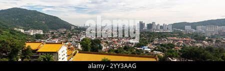 Atemberaubender Panoramablick auf George Town, Penang, Malaysia mit einer Mischung aus modernen Wolkenkratzern, Wohnvierteln und üppigen grünen Hügeln. Traditi Stockfoto