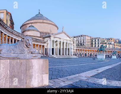 Neaples - die Basilika reale Pontificia San Francesco da Paola und Denkmal für Karl VII. Von Neapel - Piazza del Plebiscito am Morgen des Dos Stockfoto