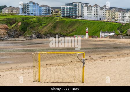 Port Erin, Rushen, Isle of man - 18. Mai 2023: Port Erin Beach mit Strandhütten und Leuchtturm am Strand Stockfoto