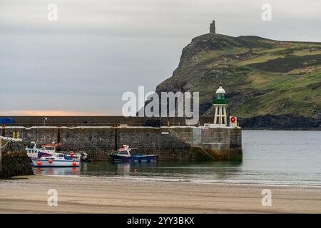 Port Erin, Rushen, Isle of man - 18. Mai 2023: Blick auf die Klippen und den Milner's Tower Stockfoto