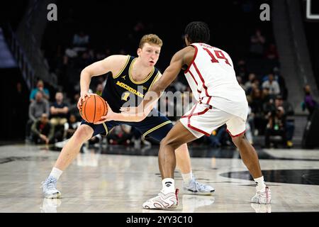 Charlotte, North Carolina, USA. Dezember 2024. Michigan Wolverines Center DANNY WOLF (1) Dribbles, bewacht von Oklahoma Sooners Stürmer JALON MOORE (14).North Carolina, Florida, Michigan und Oklahomas Männer- und Frauen-Basketballteams reisen nach Charlotte, NC, um 2024 an den Jumpman Invitational teilzunehmen. (Kreditbild: © Maxwell Vittorio/ZUMA Press Wire) NUR REDAKTIONELLE VERWENDUNG! Nicht für kommerzielle ZWECKE! Stockfoto