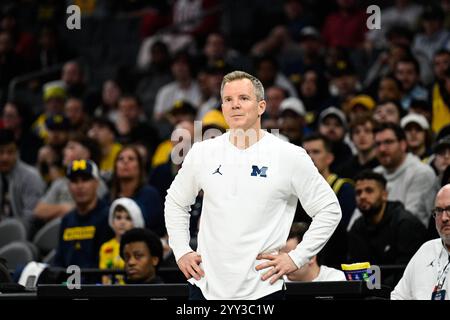 Charlotte, North Carolina, USA. Dezember 2024. Der Cheftrainer von Michigan Wolverines DUSTY beobachtet sein Team in der zweiten Halbzeit gegen die Oklahoma Sooners. North Carolina, Florida, Michigan und Oklahomas Basketballmannschaften für Männer und Frauen reisen nach Charlotte, NC, um an den Jumpman Invitational 2024 teilzunehmen. (Kreditbild: © Maxwell Vittorio/ZUMA Press Wire) NUR REDAKTIONELLE VERWENDUNG! Nicht für kommerzielle ZWECKE! Stockfoto