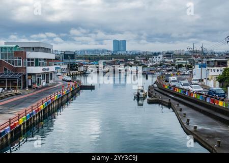 Blick auf den Jeju Dream Tower vom Dodubong Peak, Jeju City, Jeju Island, Südkorea Stockfoto