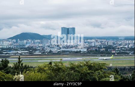 Blick auf den Flughafen Jeju vom Dodubong Peak, Jeju City, Jeju Island, Südkorea Stockfoto