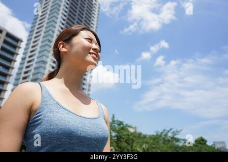 Junge Frau in der Stadt laufen Stockfoto