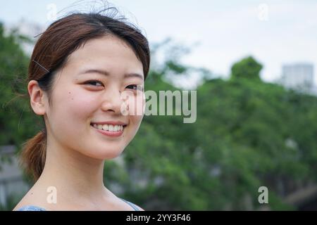 Junge Frau in der Stadt laufen Stockfoto