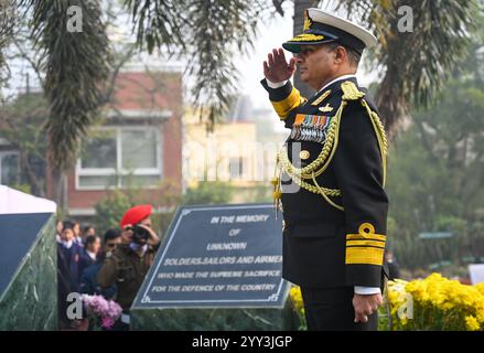 Noida, Indien. Dezember 2024. NOIDA, INDIEN – 18. DEZEMBER: Vizeadmiral Krishna Swaminathan, AVSM, VSM, Vizeadmiral des Marinestabes ehrt 38 Märtyrer in Shaheed Smarak, Sektor 29 während der Vijay Diwas Feiern am 18. Dezember 2024 in Noida, Indien. (Foto: Sunil Ghosh/Hindustan Times/SIPA USA) Credit: SIPA USA/Alamy Live News Stockfoto